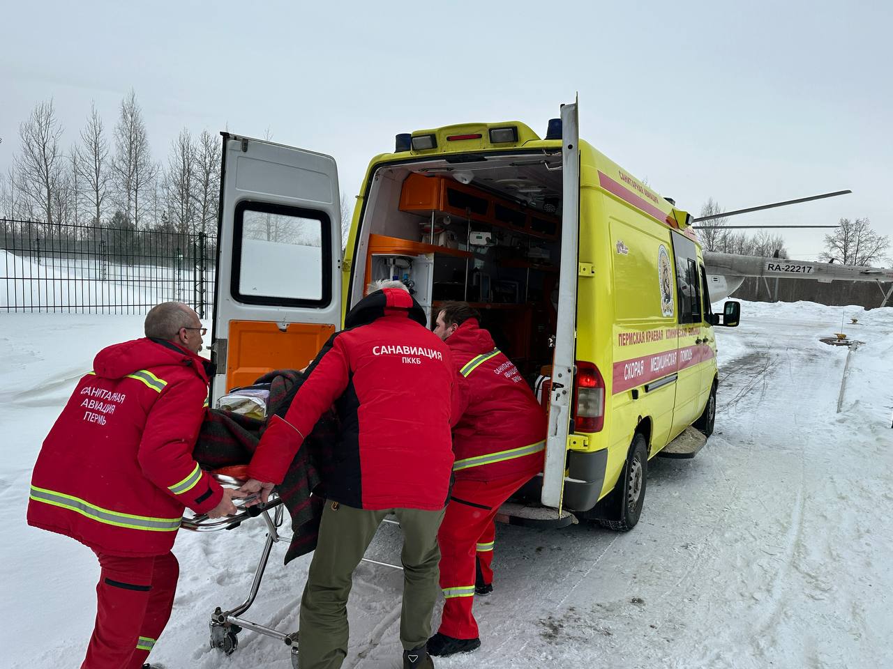 Единственного выжившего туриста доставили в Пермь Единственного выжившего туриста доставили в Пермь