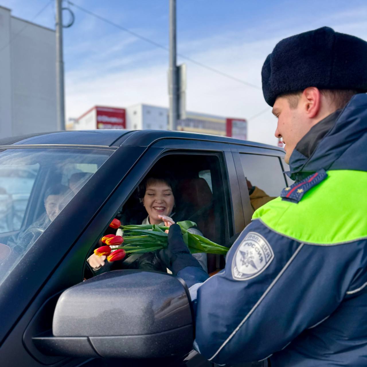 Не смотря на морозную погоду, хотим еще поделиться солнечными фотографиями с акции «Цветы для автоледи», которые прошли в разных районах города Не смотря на морозную погоду, хотим еще поделиться солнечными фотографиями с акции «Цветы для автоледи», которые прошли в разных районах города