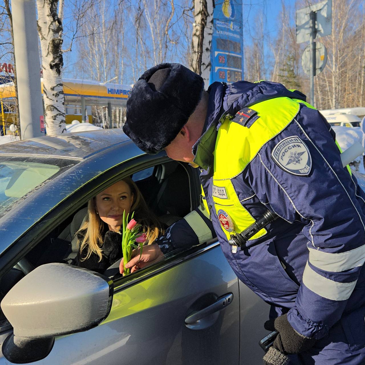 Не смотря на морозную погоду, хотим еще поделиться солнечными фотографиями с акции «Цветы для автоледи», которые прошли в разных районах города Не смотря на морозную погоду, хотим еще поделиться солнечными фотографиями с акции «Цветы для автоледи», которые прошли в разных районах города