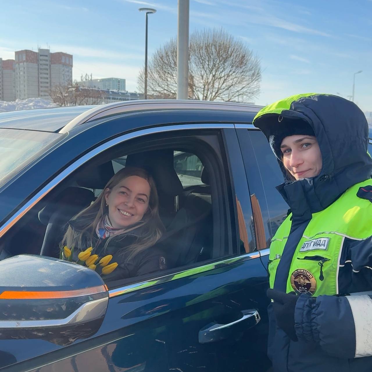 Не смотря на морозную погоду, хотим еще поделиться солнечными фотографиями с акции «Цветы для автоледи», которые прошли в разных районах города Не смотря на морозную погоду, хотим еще поделиться солнечными фотографиями с акции «Цветы для автоледи», которые прошли в разных районах города