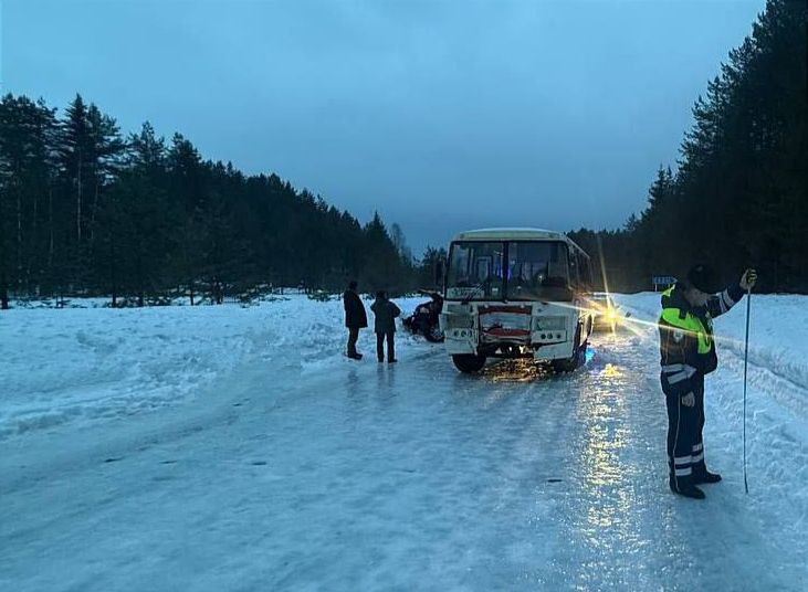 Прокуратура Красновишерского района организовала проверку по факту ДТП с участием пассажирского автобуса, произошедшего 13.03.2026 на трассе Красновишерск-Антипино