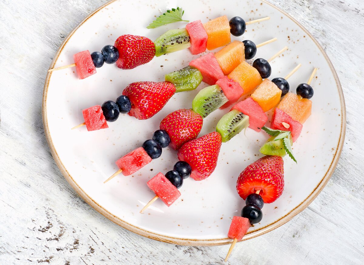 Летние фруктовые шашлыки с ароматным медово-лимонным соусом