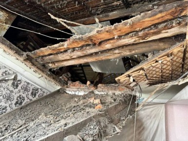 По словам источника «В курсе.ру», пострадавших нет. Обрушение потолочного перекрытия произошло в одной из комнат 4-х комнатной квартиры, расположенной на 2 этаже