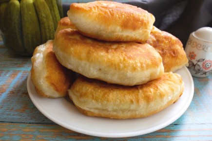 Необычные пирожки с картошкой и маринованными огурцами: вкус, который стоит попробовать
