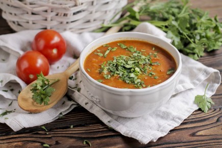 Суп лакомства: постный блюдо из чечевицы и батата с яркими пряностями