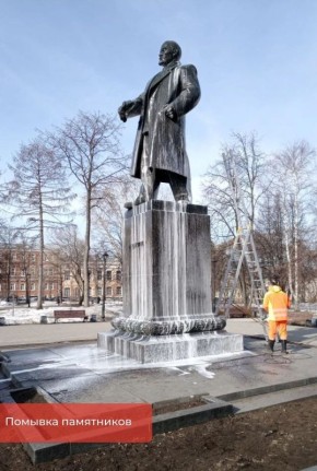Эдуард Соснин: С приходом устойчивых плюсовых температур начали ежегодную помывку памятников в рамках проекта #Пермьвпорядке