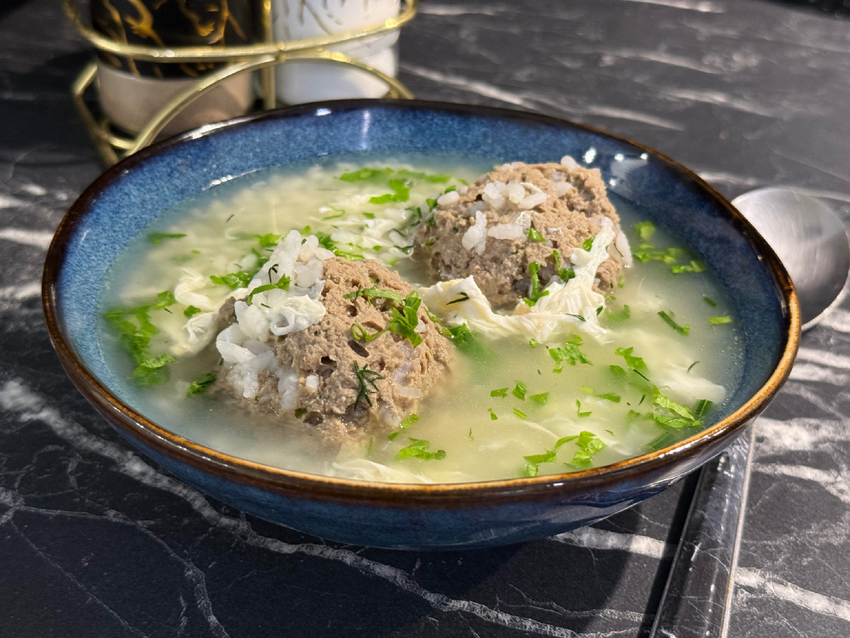 Рисовый суп с фрикадельками и яйцом: наслаждение в каждой ложке