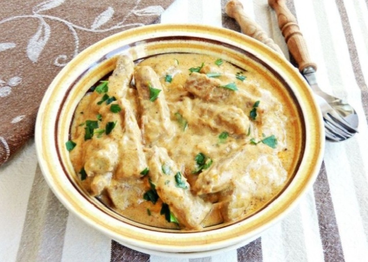 Нежная свинина в сметанном соусе: рецепт, который покорит ваши сердца