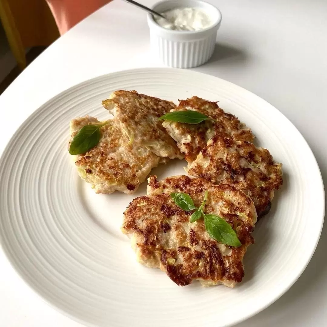 Кабачковые оладьи с курицей: вкусно и полезно