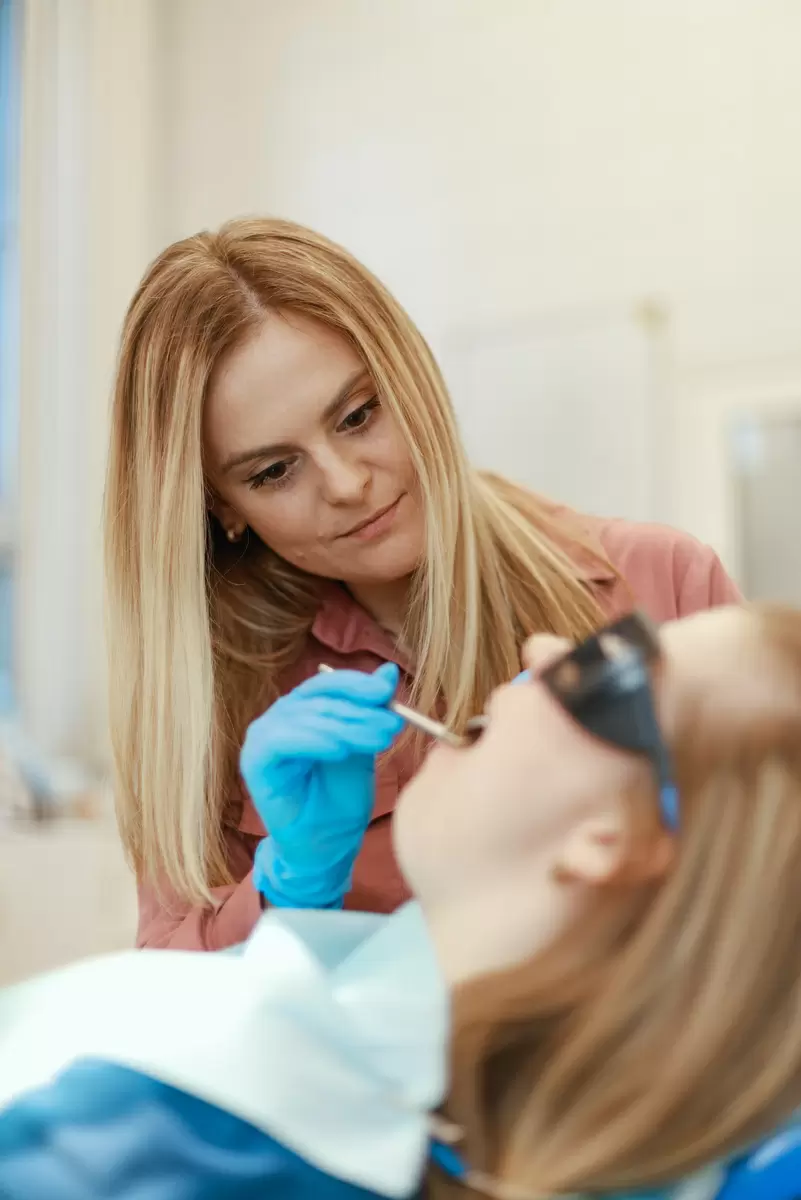 Зачем нужна профессиональная чистка имплантов: ключ к долголетию улыбки