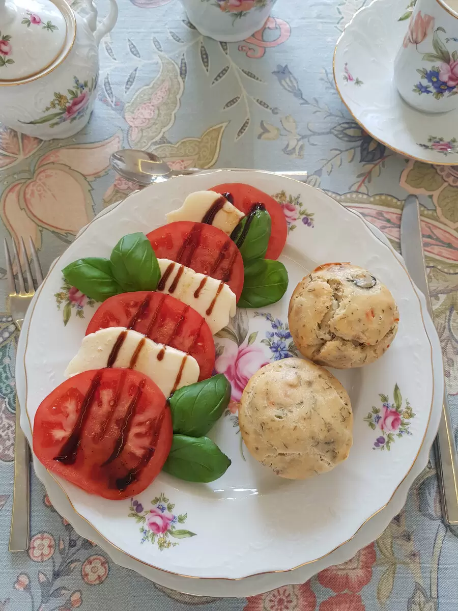 Летний вкус: рецепты кексов и салата Капрезе