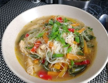 Ароматный суп с курицей и фунчозой: простой рецепт для любителей азиатской кухни