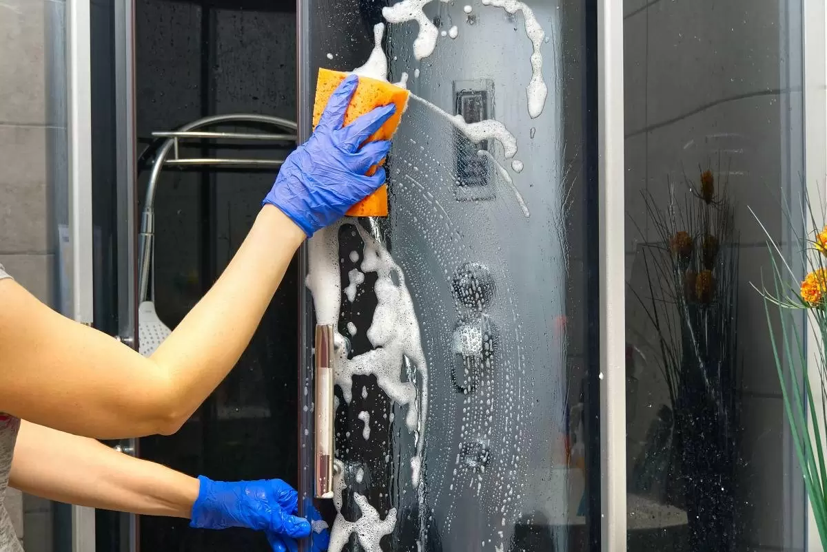 Невероятное очищение с уксусом: как вернуть блеск стеклянным дверям душа всего за 10 минут