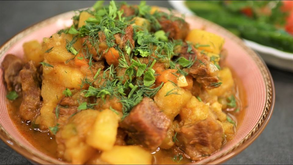 Тушеное мясо с картошкой: рецепты для каждого гурмана
