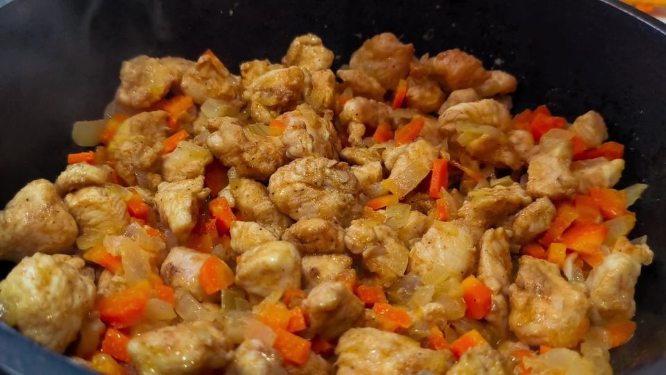 Универсальная каша для похудения: перловка с курицей и овощами