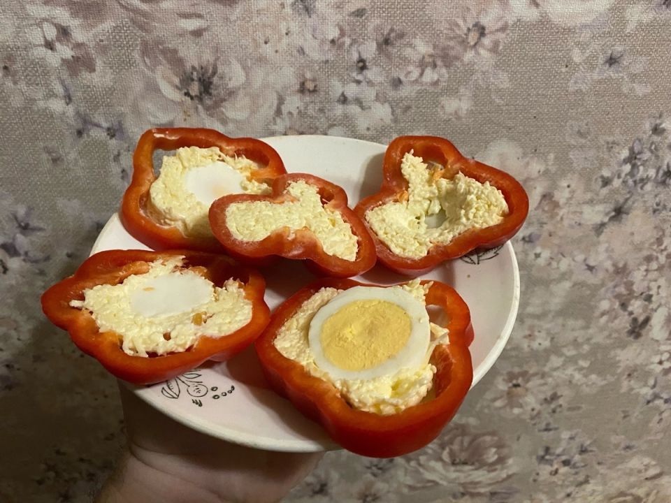 Запечённый перец с яйцом и сыром: идеальный перекус за 20 минут