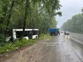 Автобус с пассажирами улетел в кювет в Соликамске