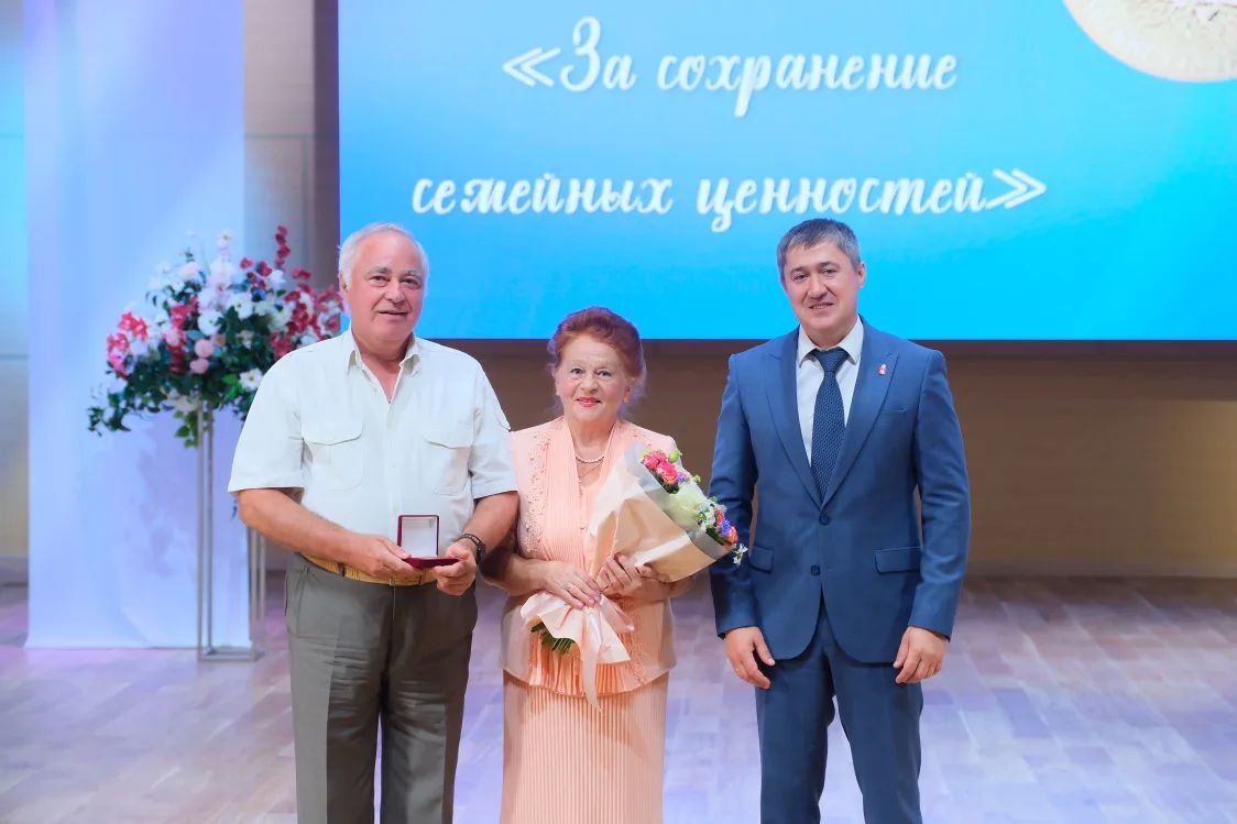 Губернатор Дмитрий Махонин вручил памятные знаки «За сохранение семейных ценностей» парам, прожившим в браке 50 и более лет Губернатор Дмитрий Махонин вручил памятные знаки «За сохранение семейных ценностей» парам, прожившим в браке 50 и более лет