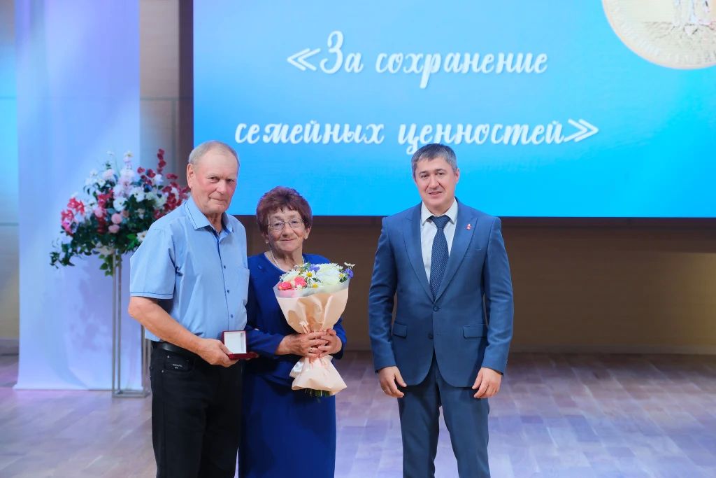 Губернатор Дмитрий Махонин вручил памятные знаки «За сохранение семейных ценностей» парам, прожившим в браке 50 и более лет Губернатор Дмитрий Махонин вручил памятные знаки «За сохранение семейных ценностей» парам, прожившим в браке 50 и более лет