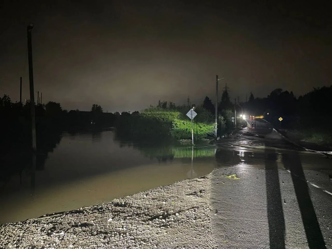 Дома уходят под воду, людей эвакуируют: в Октябрьском районе ввели режим ЧС из-за ливней Дома уходят под воду, людей эвакуируют: в Октябрьском районе ввели режим ЧС из-за ливней