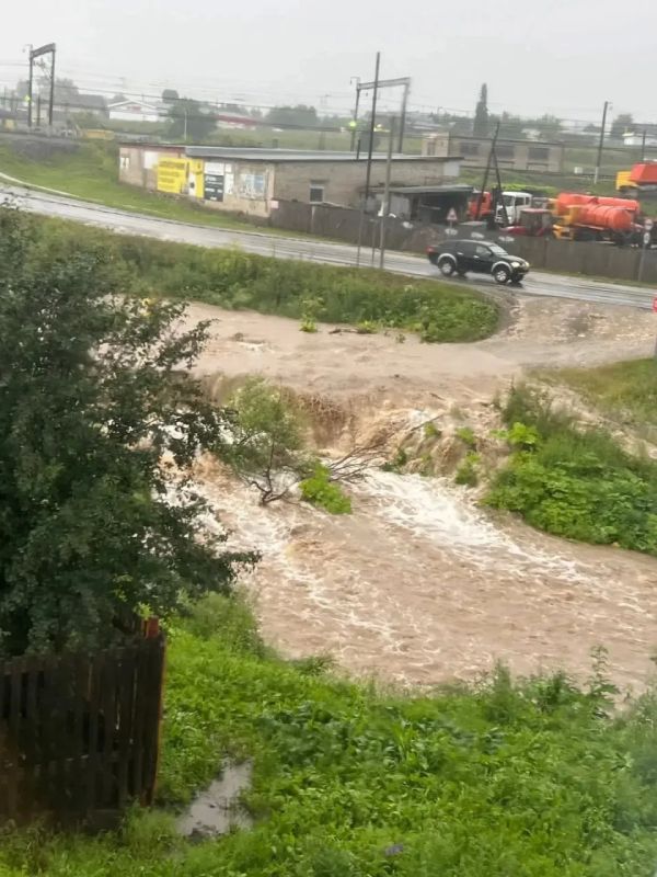 Дома уходят под воду, людей эвакуируют: в Октябрьском районе ввели режим ЧС из-за ливней Дома уходят под воду, людей эвакуируют: в Октябрьском районе ввели режим ЧС из-за ливней