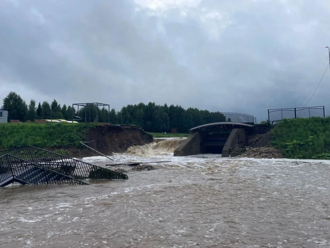 Дома уходят под воду, людей эвакуируют: в Октябрьском районе ввели режим ЧС из-за ливней Дома уходят под воду, людей эвакуируют: в Октябрьском районе ввели режим ЧС из-за ливней
