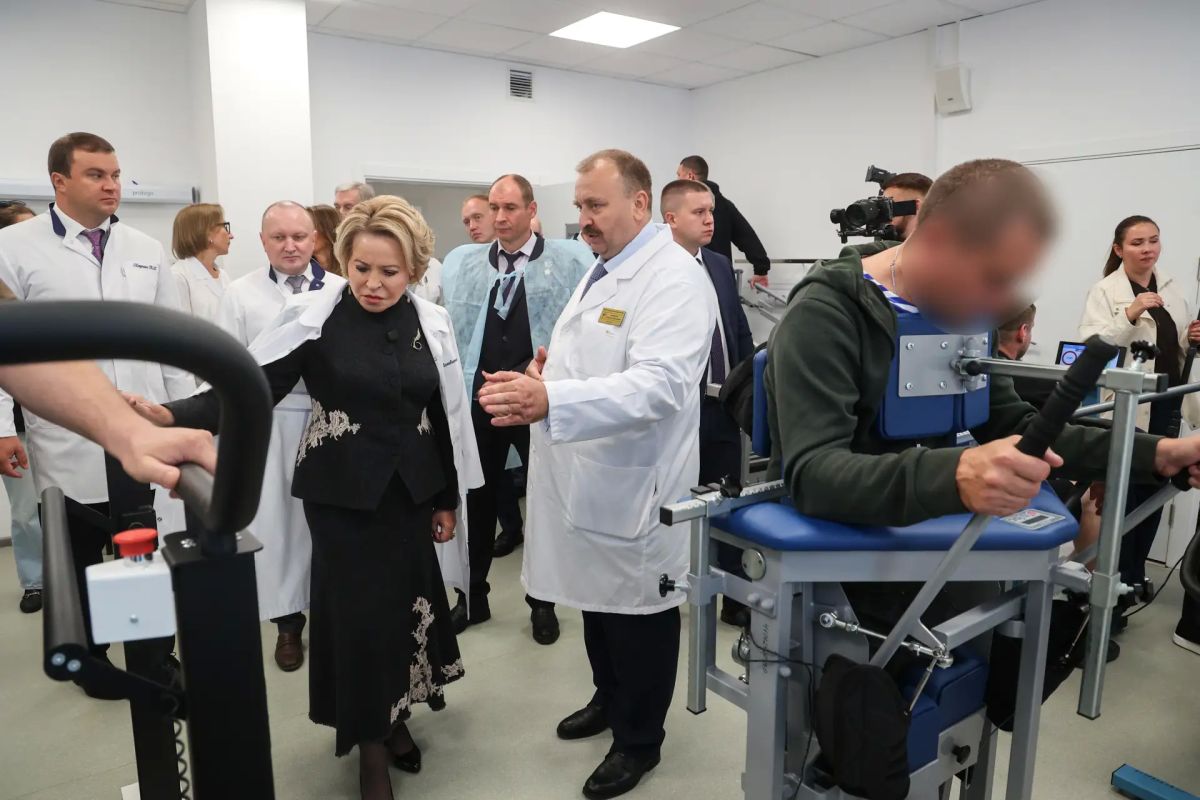 Валентина Матвиенко посетила в Омске Госпиталь для ветеранов войн и встретилась с участниками СВО Валентина Матвиенко посетила в Омске Госпиталь для ветеранов войн и встретилась с участниками СВО