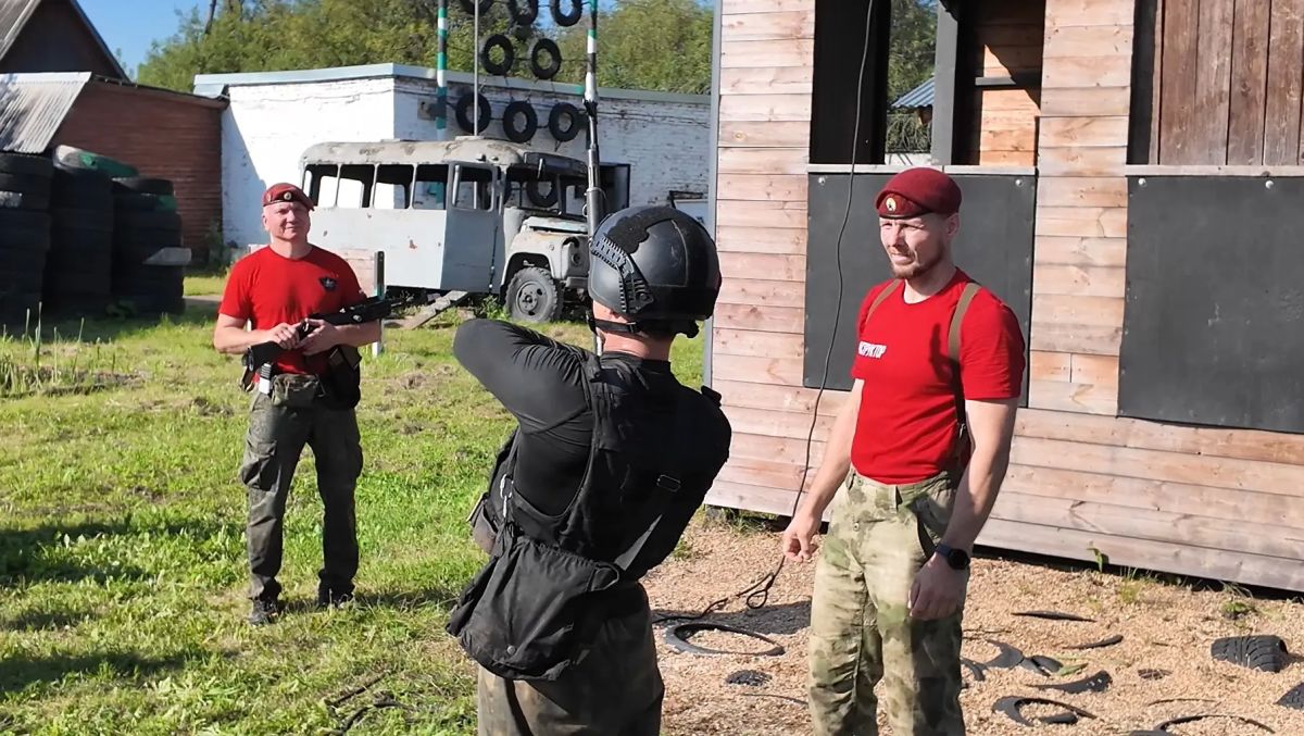 «Слаб не тот, кто упал, слаб тот, кто не смог подняться»: в Перми выбрали лучших спецназовцев «Слаб не тот, кто упал, слаб тот, кто не смог подняться»: в Перми выбрали лучших спецназовцев