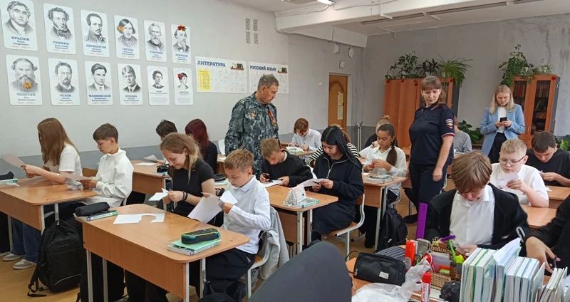В Пермском крае полицейские и общественники в память о трагедии в Беслане провели урок мужества для школьников В Пермском крае полицейские и общественники в память о трагедии в Беслане провели урок мужества для школьников