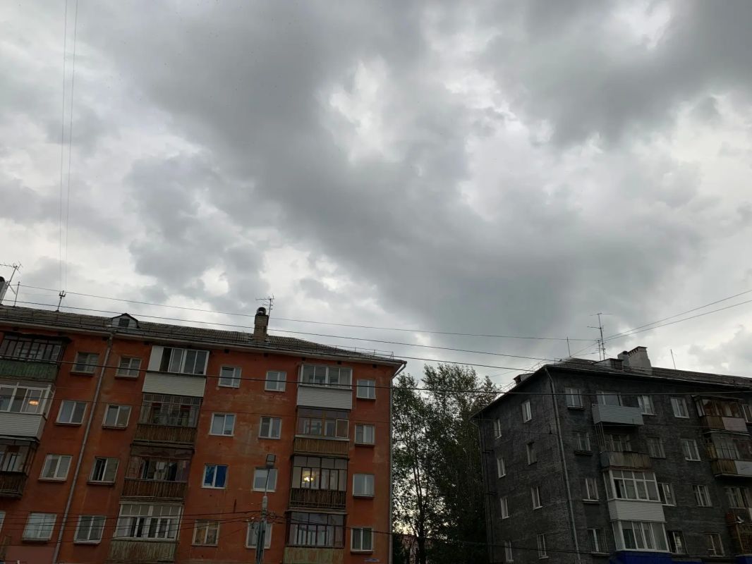 За окном сегодня летняя погода, воздух прогрелся до 25, но уже завтра в большинстве районов пройдут дожди, а кое-где возможны грозы