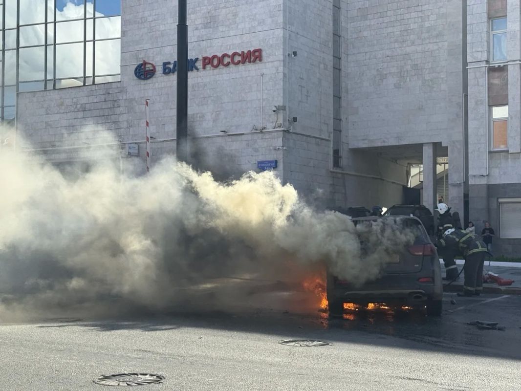 В центре Перми сгорел автомобиль В центре Перми сгорел автомобиль