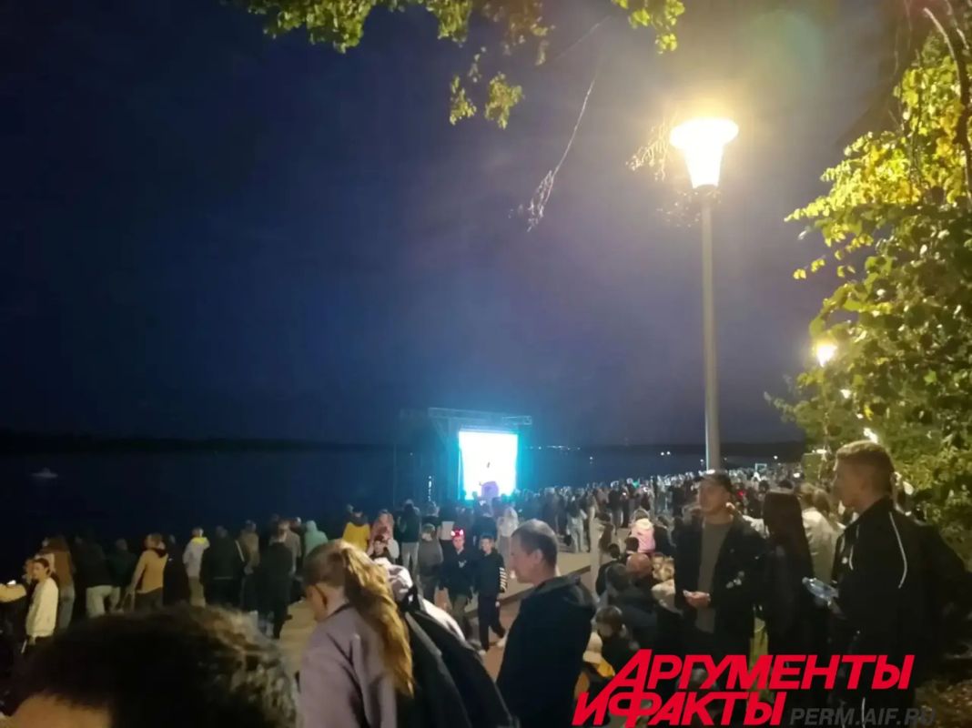 Пермяки уже собираются на набережной в Закамске Пермяки уже собираются на набережной в Закамске