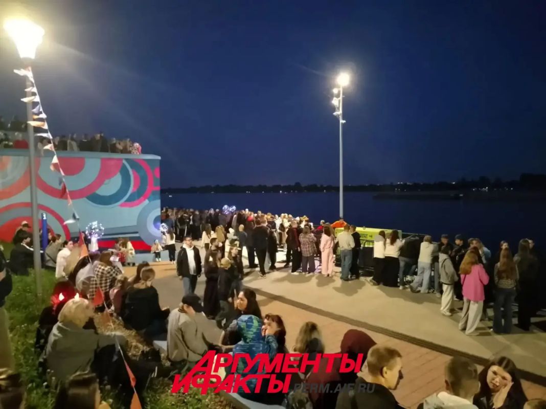 Пермяки уже собираются на набережной в Закамске Пермяки уже собираются на набережной в Закамске