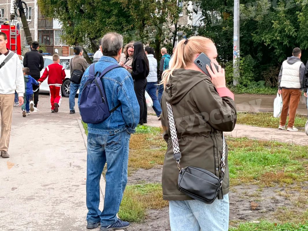 «Покидали дом в спешке»: жильцы пострадавшего дома от атаки украинских БПЛА рассказали нам, что все происходило в считанные минуты, а некоторые даже бросились помогать эвакуироваться своим соседям «Покидали дом в спешке»: жильцы пострадавшего дома от атаки украинских БПЛА рассказали нам, что все происходило в считанные минуты, а некоторые даже бросились помогать эвакуироваться своим соседям