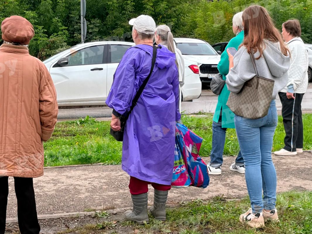 «Покидали дом в спешке»: жильцы пострадавшего дома от атаки украинских БПЛА рассказали нам, что все происходило в считанные минуты, а некоторые даже бросились помогать эвакуироваться своим соседям «Покидали дом в спешке»: жильцы пострадавшего дома от атаки украинских БПЛА рассказали нам, что все происходило в считанные минуты, а некоторые даже бросились помогать эвакуироваться своим соседям