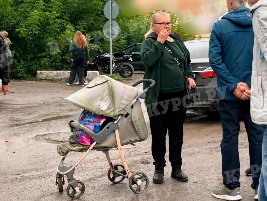 «Покидали дом в спешке»: жильцы пострадавшего дома от атаки украинских БПЛА рассказали нам, что все происходило в считанные минуты, а некоторые даже бросились помогать эвакуироваться своим соседям «Покидали дом в спешке»: жильцы пострадавшего дома от атаки украинских БПЛА рассказали нам, что все происходило в считанные минуты, а некоторые даже бросились помогать эвакуироваться своим соседям