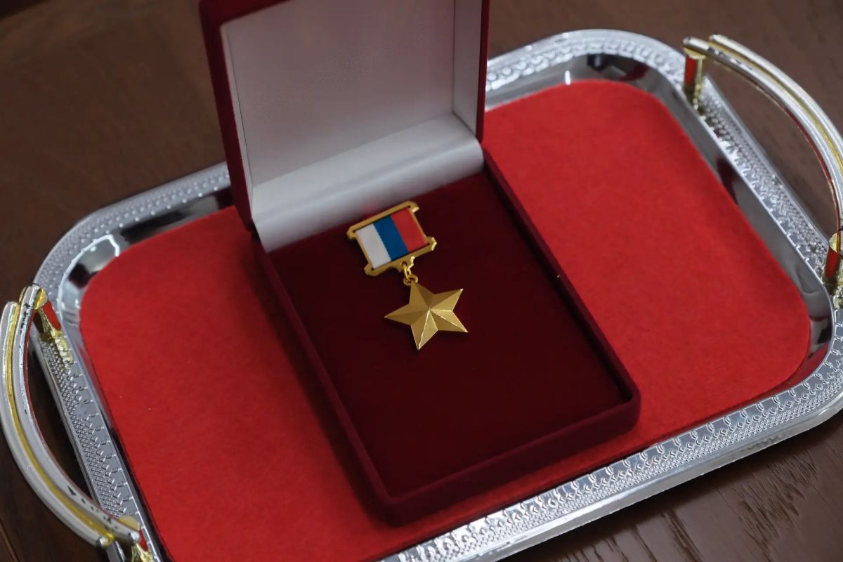 В Перми родителям погибшего бойца передали Звезду Героя России В Перми родителям погибшего бойца передали Звезду Героя России