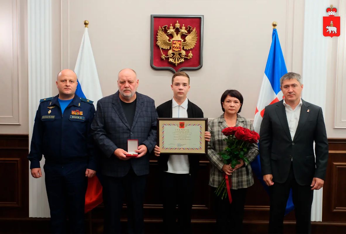 Семье погибшего летчика Ильи Кужлева передали Звезду Героя России