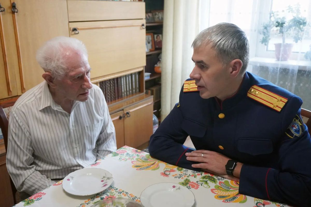 Сотрудники СУ СК России по Пермскому краю навестили блокадника Ефима Бенцияновича Агреста Сотрудники СУ СК России по Пермскому краю навестили блокадника Ефима Бенцияновича Агреста