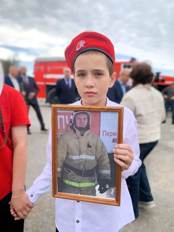 В Кизеле и Всеволодо-Вильве открыли мемориальные доски в память о погибших на СВО сотрудниках противопожарной службы В Кизеле и Всеволодо-Вильве открыли мемориальные доски в память о погибших на СВО сотрудниках противопожарной службы
