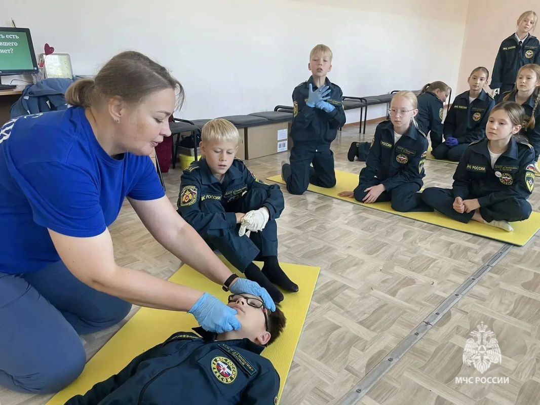 Учимся спасать жизни!. В «Кадетском классе МЧС России» гимназии города Чусового прошел Единый урок первой помощи под руководством психолога Главного Управления МЧС России по Пермскому краю Учимся спасать жизни!. В «Кадетском классе МЧС России» гимназии города Чусового прошел Единый урок первой помощи под руководством психолога Главного Управления МЧС России по Пермскому краю