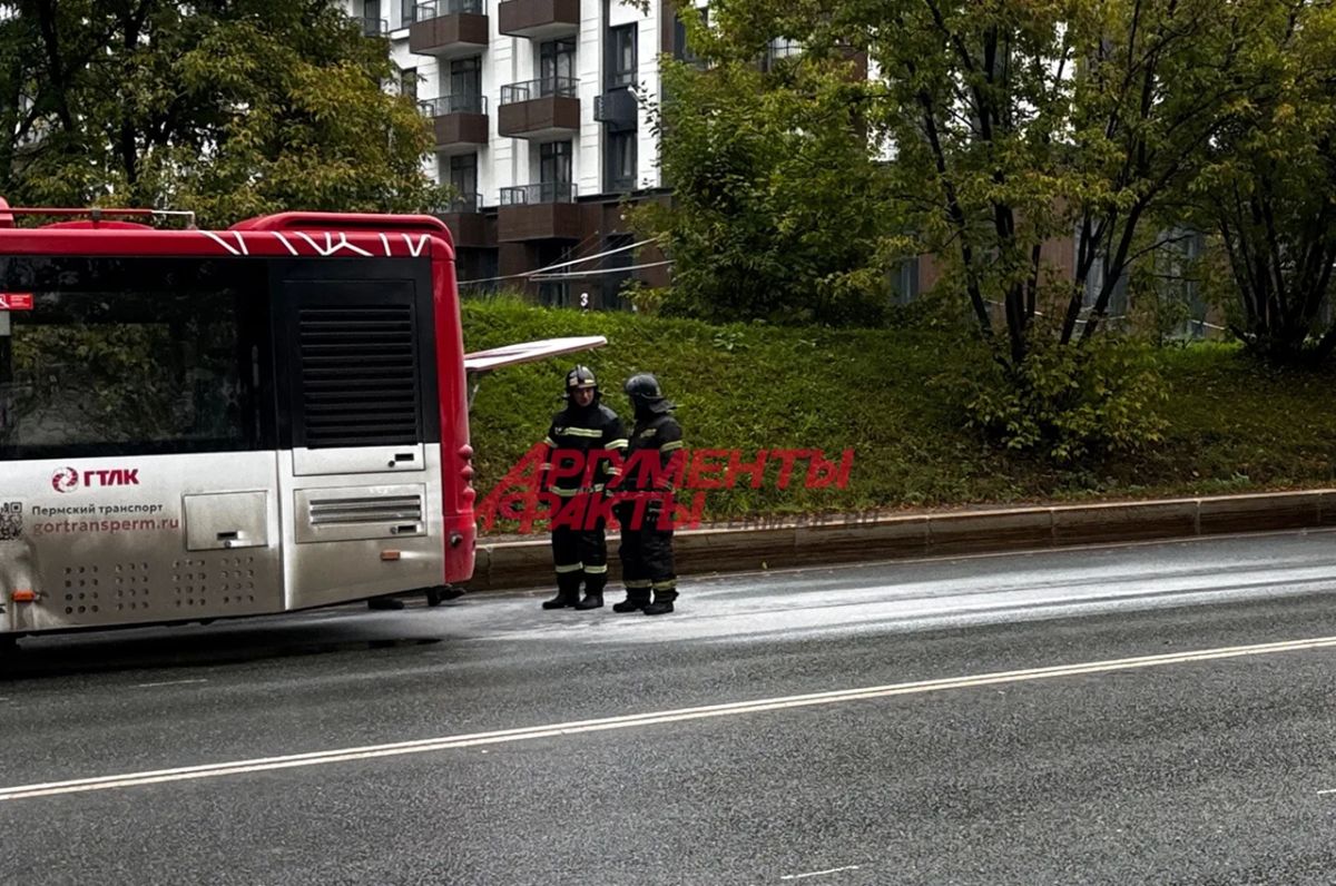 В Перми на Южной дамбе во время движения загорелся автобус № 14 В Перми на Южной дамбе во время движения загорелся автобус № 14