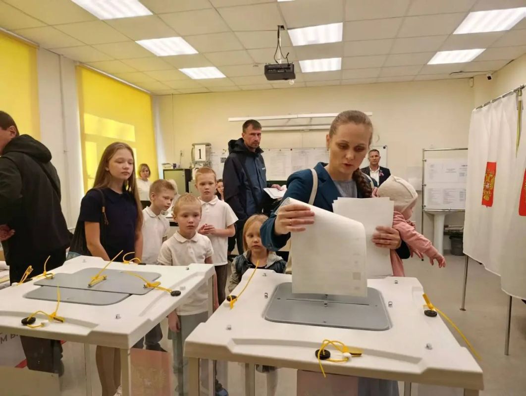 У Екатерины и Алексея Цепелевых есть семейная традиция – фотографироваться на избирательном участке У Екатерины и Алексея Цепелевых есть семейная традиция – фотографироваться на избирательном участке