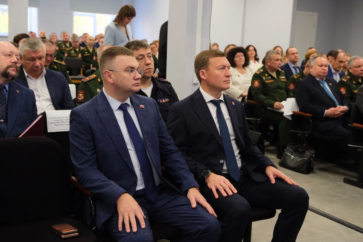 В Прикамье обсудили подготовку к осеннему призыву на военную службу В Прикамье обсудили подготовку к осеннему призыву на военную службу