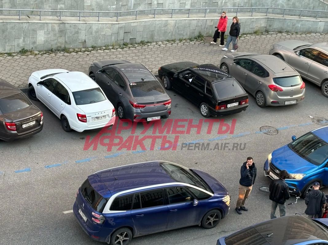 В Перми на улице Пермской автомобиль сбил ребёнка на велосипеде В Перми на улице Пермской автомобиль сбил ребёнка на велосипеде