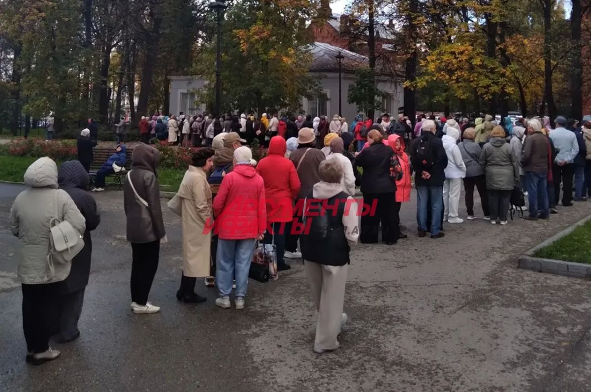 Возле оперного театра выстроилась огромная очередь из бабушек и дедушек