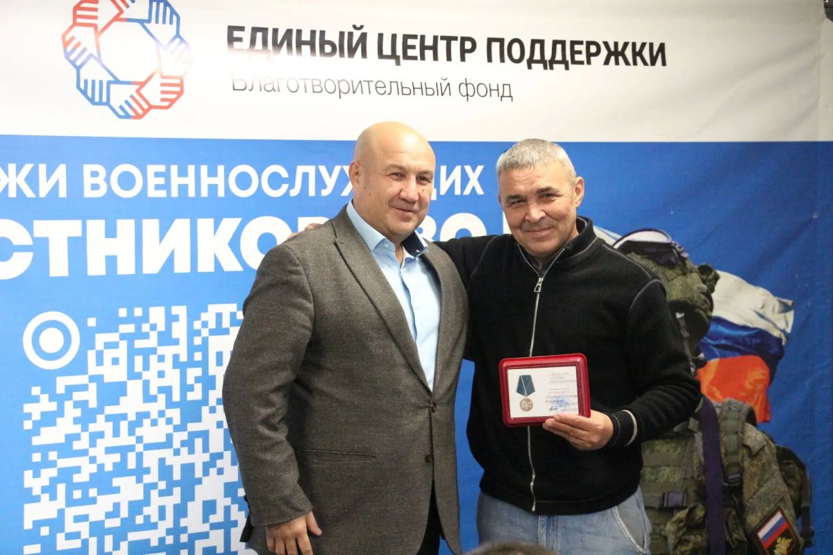 Награды за помощь фронту. Сегодня в Едином центре поддержки волонтерам Прикамья вручили награды, поступившие от командиров воинских формирований — за помощь фронту и постоянное содействие нашим бойцам в зоне спецоперации Награды за помощь фронту. Сегодня в Едином центре поддержки волонтерам Прикамья вручили награды, поступившие от командиров воинских формирований — за помощь фронту и постоянное содействие нашим бойцам в зоне спецоперации