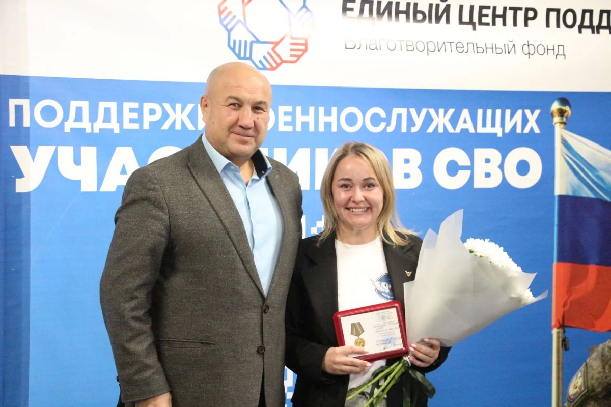Награды за помощь фронту. Сегодня в Едином центре поддержки волонтерам Прикамья вручили награды, поступившие от командиров воинских формирований — за помощь фронту и постоянное содействие нашим бойцам в зоне спецоперации Награды за помощь фронту. Сегодня в Едином центре поддержки волонтерам Прикамья вручили награды, поступившие от командиров воинских формирований — за помощь фронту и постоянное содействие нашим бойцам в зоне спецоперации