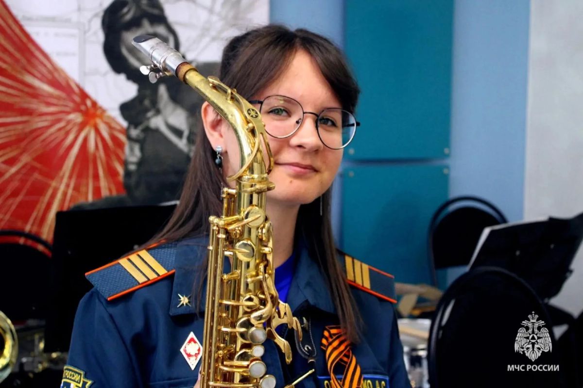 Сегодня в рубрике #ДевушкиМЧСПрикамья — Александра Крапивина, пожарный-музыкант оркестра 10 пожарно-спасательного отряда