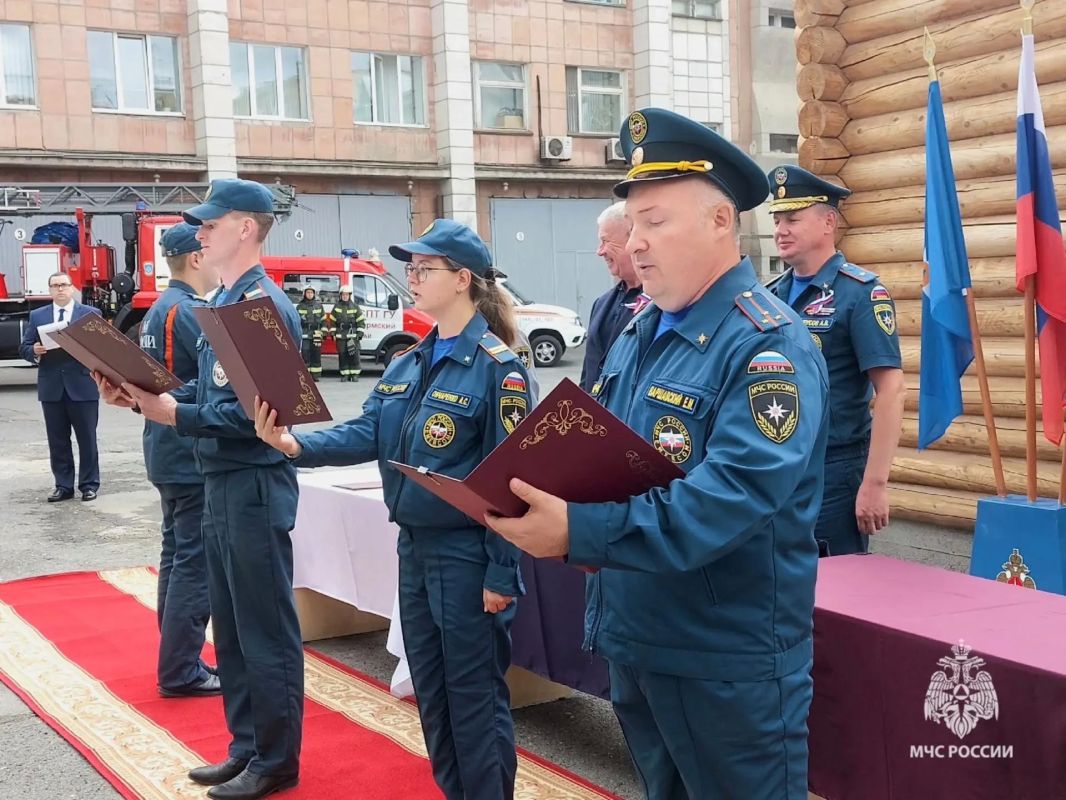 Сегодня в рубрике #ДевушкиМЧСПрикамья — Александра Крапивина, пожарный-музыкант оркестра 10 пожарно-спасательного отряда Сегодня в рубрике #ДевушкиМЧСПрикамья — Александра Крапивина, пожарный-музыкант оркестра 10 пожарно-спасательного отряда
